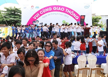 Thần tượng âm nhạc VN “Vui cùng giao thông” cùng học sinh tiểu học - 7 Nhảy tập thể cổ động an toàn giao thông