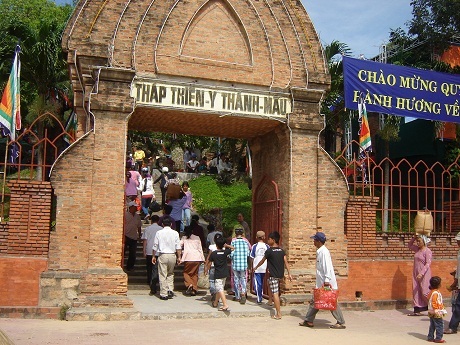 Tháp Thiên Y Thánh Mẫu - Khám Phá Lịch Sử, Kiến Trúc và Văn Khấn Đặc Sắc