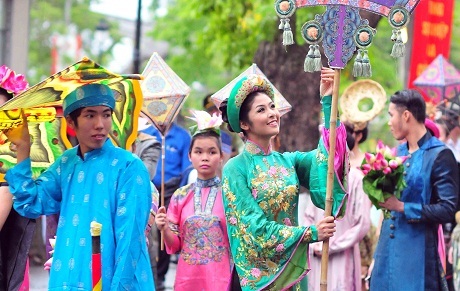 Hình ảnh hoa hậu Ngọc Hân hoá thân thành hoàng hậu - 12 Lê Huy Hoàng Hải