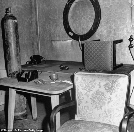 Xuất bản lá thư tuyệt mệnh của vợ Hitler - 10 Adolf Hitler và Eva Braun cùng chụp hình kỷ niệm với những con chó cưng.