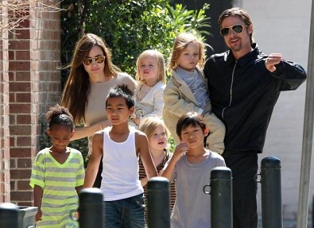 Brad Pitt tin vào sự nghiệp diễn xuất của David Beckham - 2 Gia đình nhà Brangelina rất muốn Beckham sẽ dạy 6 đứa con của họ đá bóng.