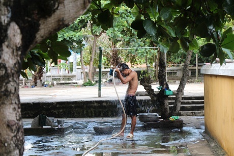 Lính đảo tắm sau giờ luyện tập (nước lợ thôi, chứ nước ngọt chỉ dành để tráng sau cùng!)