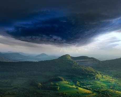 Mây đen tụ trên đỉnh núi.