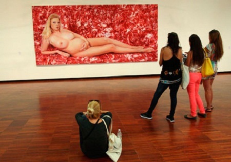 Tranh khỏa thân của siêu mẫu Lara Stone trưng bày tại Ý - 3 Tranh khỏa thân của siêu mẫu Lara Stone trưng bày tại Ý