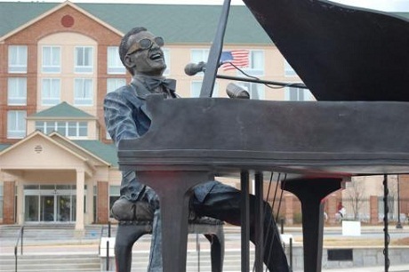 Tượng nam ca sĩ Ray Charles ở Quảng trường Ray Charles, Albany, Georgia, Mỹ.