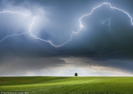 Những tia sét nhằng nhịt trên bầu trời.