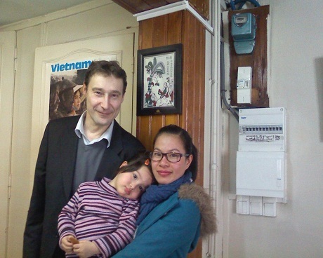 Đoàn lãnh sự Việt Nam làm việc cùng kiều bào ở Lyon - 2 Anh Thanh (áo khoác trắng) đánh giá cao hiệu quả của ngày làm việc.