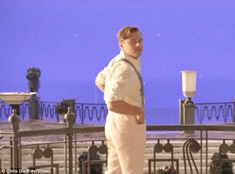 Hậu trường "xấu xí" đến không ngờ của phim "Gatsby đại gia" - 10 Một nhạc công trong phim đang tưởng tượng mình biểu diễn trước một tòa biệt thự.