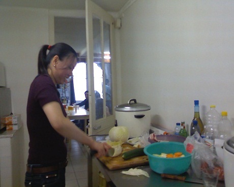 Đoàn lãnh sự Việt Nam làm việc cùng kiều bào ở Lyon - 3 Anh Thanh (áo khoác trắng) đánh giá cao hiệu quả của ngày làm việc.