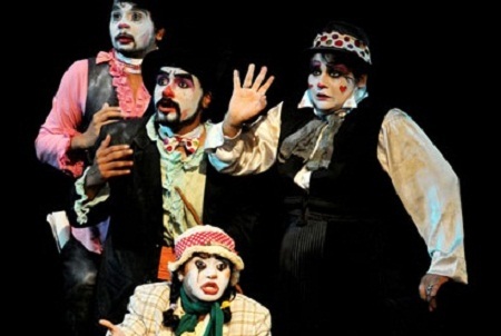 Đưa rap, hip-hop vào vở kịch kinh điển “Othello” - 3 Diễn viên trong vở Hamlet công chiếu tại Dubai hóa trang thành những chú hề.