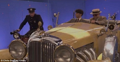 Hậu trường "xấu xí" đến không ngờ của phim "Gatsby đại gia" - 13 Hai nam diễn viên Tobey và Leonardo đang cố tưởng tượng họ đang lái xe trên đường phố New York.
