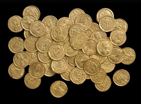 Vào rừng chơi bất ngờ tìm thấy kho báu