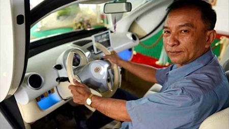 Campuchia ra mắt ôtô điện điều khiển bằng smartphone - 2 Kĩ sư Nhean Phaloek sau vô lăng chiếc ôtô điện Angkor EV 2013.