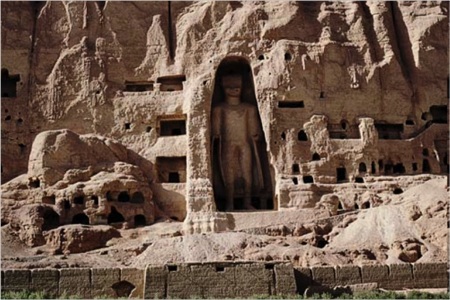 "Cái chết" đáng tiếc của những địa danh lịch sử - 3 Lực lương Taliban đã cho phá hủy bức tượng phật tại vùng Bamiyan vì coi đó là dị giáo.