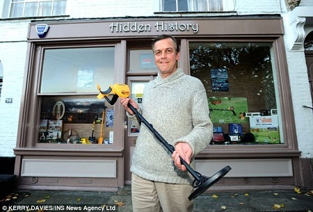 Vào rừng chơi bất ngờ tìm thấy kho báu