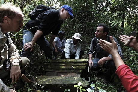 Phát hiện thành phố cổ 1.200 năm tuổi ở Campuchia - 2 Đoàn khảo cổ tìm thấy một cột đá nguyên vẹn thuộc quần thể khu vực chùa tháp.