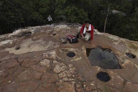 Phát hiện thành phố cổ 1.200 năm tuổi ở Campuchia - 3 Những dấu vết trên mặt đất là những lỗ hổng để chôn chân cột của các công trình xưa.