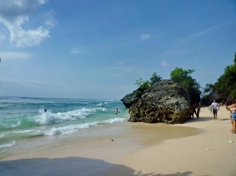 Cửa Đại là một trong những bãi biển đẹp nhất Châu Á - 19 Sóng biển nơi đây rất thích hợp cho những môn thể thao dưới nước.