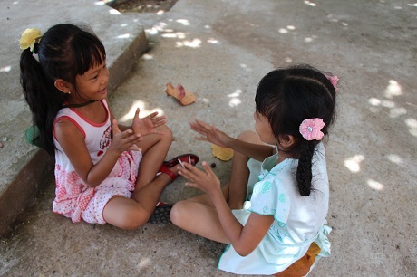 Hãy giữ cho bé luôn có những nụ cười tươi trên đảo.