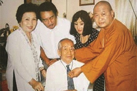 "Người đẹp Bình Dương" Thẩm Thuý Hằng trở thành phật tử tu tại gia - 1 Thẩm Thúy Hằng mời đạo sư tới thuyết pháp cho chồng.