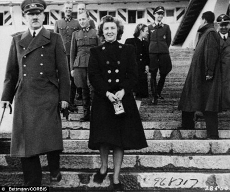 Xuất bản lá thư tuyệt mệnh của vợ Hitler - 6 Hitler quyết định để sự tồn tại của Eva Braun trong vòng bí mật trong suốt cuộc đời ông ta.