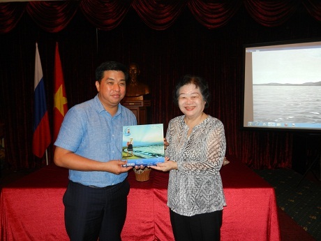 Vì học sinh Trường Sa thân yêu - 4 Bà Trương Mỹ Hoa tặng Hội người VN tại Nga bức phù điêu: “Vì học sinh Trường Sa thân yêu.