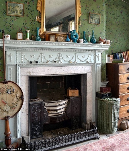 Tìm thấy hàng nghìn đồ cổ trong ngôi biệt thự bị lãng quên