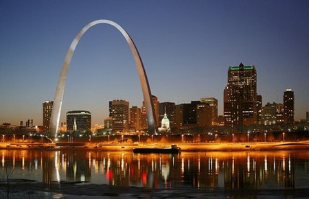 7 "biểu tượng văn hóa" đẹp nhất nước Mỹ - 6 Gateway Arch và thành phố St. Louis kế bên sông Mississippi về đêm