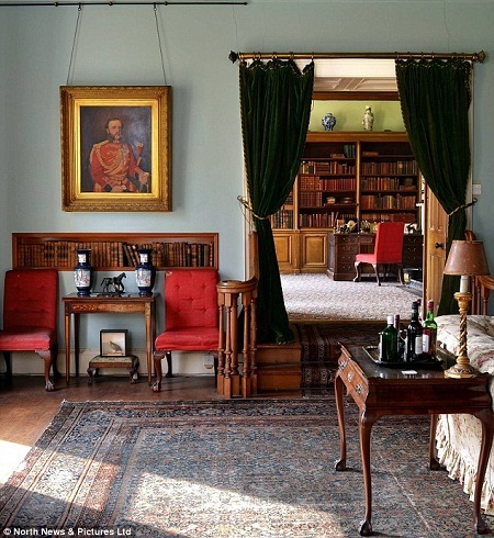 Tìm thấy hàng nghìn đồ cổ trong ngôi biệt thự bị lãng quên