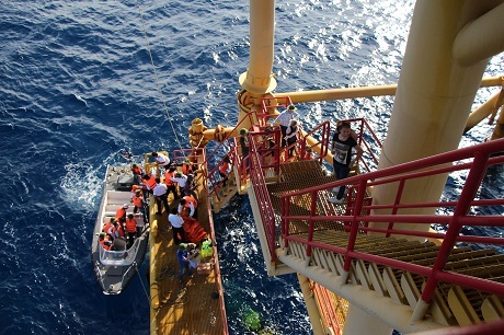 Đường lên giàn khoan, dẫu có khó khăn nhưng sao bằng gian nan của chiến sĩ?