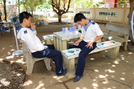 Niềm vui lính đảo khi nhận tin từ người thân ở đất liền.