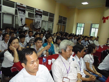 Các bậc phụ huynh và các em học sinh cùng tới tham dự chương trình