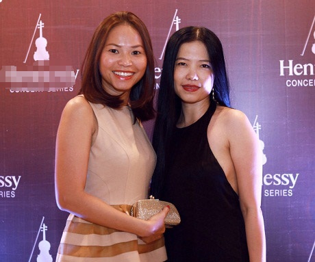 Nhà thiết kế Hà Linh Thư (phải) cùng một người bạn