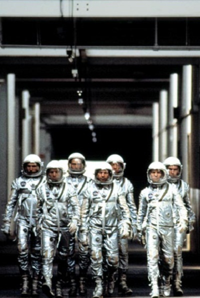 Trang phục được đầu tư công phu trong phim viễn tưởng - 12 Trang phục trong “Right Stuff” khá gần với đồng phục của các phi hành gia trong thực tế.