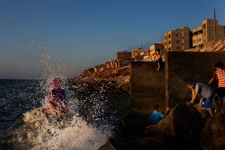 Những đứa trẻ chơi bên bờ biển gần trại tị nạn Shati ở thành phố Gaza, Palestine.