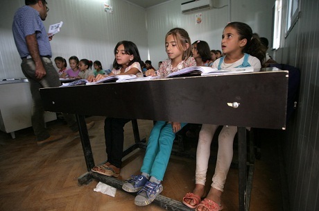 Một người tị nạn Syria mở một quán bán đồ ăn trong trại tị nạn Bab Al-Salam ở Azaz, Thổ Nhĩ Kỳ.