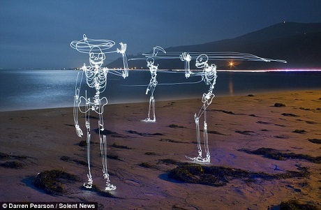 Tụ họp bên bờ biển.