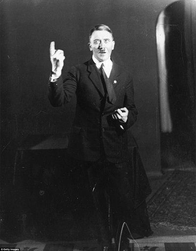 Ảnh "độc" về sự tức cười của Hitler - 5 Ánh mắt Hitler dừng lại ở một khán giả tưởng tượng.