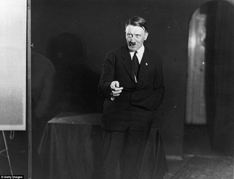 Ảnh "độc" về sự tức cười của Hitler - 6 Ánh mắt Hitler dừng lại ở một khán giả tưởng tượng.