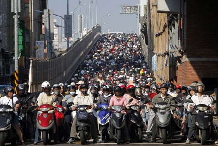 Ảnh chụp hồ bơi ở tỉnh Tứ Xuyên, Trung Quốc trong một ngày nắng nóng.