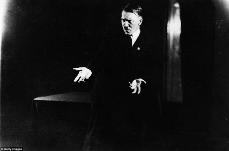 Ảnh "độc" về sự tức cười của Hitler - 7 Hitler dành nhiều thời gian chuẩn bị cho những bài phát biểu trước công chúng.