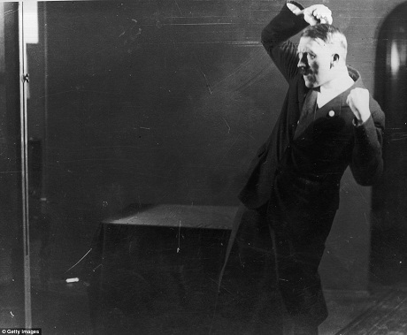 Ảnh "độc" về sự tức cười của Hitler - 8 Hitler dành nhiều thời gian chuẩn bị cho những bài phát biểu trước công chúng.