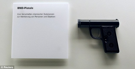 Một chiếc máy ảnh được đặt trong một cuốn sách bị khoét rỗng.