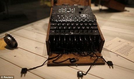 Một chiếc máy ảnh được đặt trong một cuốn sách bị khoét rỗng.