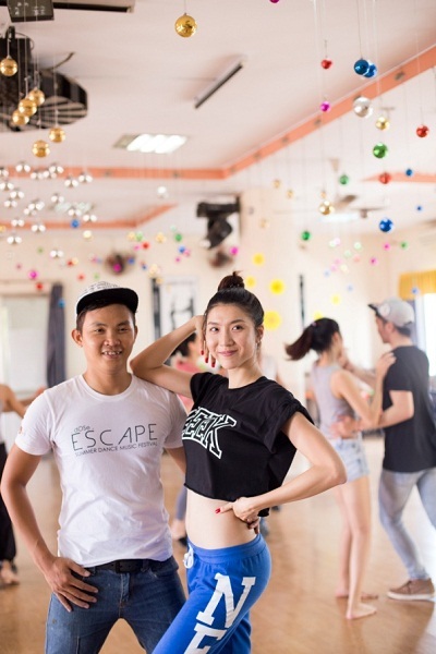 Masquerade Ball, vũ hội hóa trang được chờ đợi nhất trong năm - 6 Người mẫu Ngọc Quyên tích cực tập luyện, chuẩn bị cho sự xuất hiện thật hoàn hảo tại Đêm vũ hội.