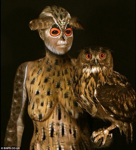 Chú ếch xanh này cần tới 5 người mẫu cùng hợp lại để tạo nên.