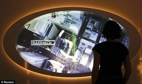 Một chiếc máy ảnh được đặt trong một cuốn sách bị khoét rỗng.