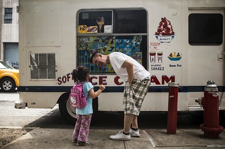 Sau giờ tan học, cô bé Joe Anne Zhoe ở thành phố New York, Mỹ, đòi cha mua kem.