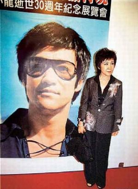 Bị nghi sát hại Lý Tiểu Long, mỹ nhân kêu oan - 7 Đinh Bội trong lễ kỷ niệm ngày mất Lý Tiểu Long.