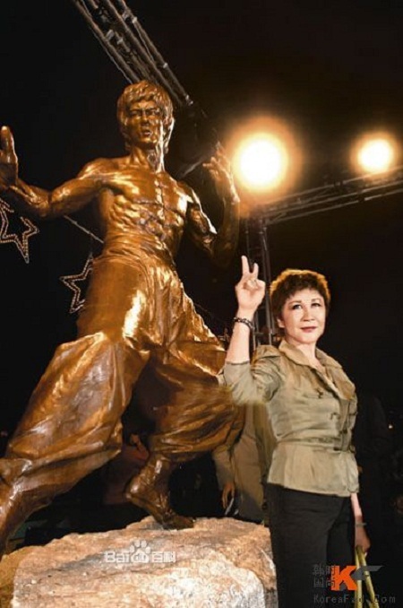 Bị nghi sát hại Lý Tiểu Long, mỹ nhân kêu oan - 8 Đinh Bội đứng cạnh tượng đồng Lý Tiểu Long tại Hong Kong.